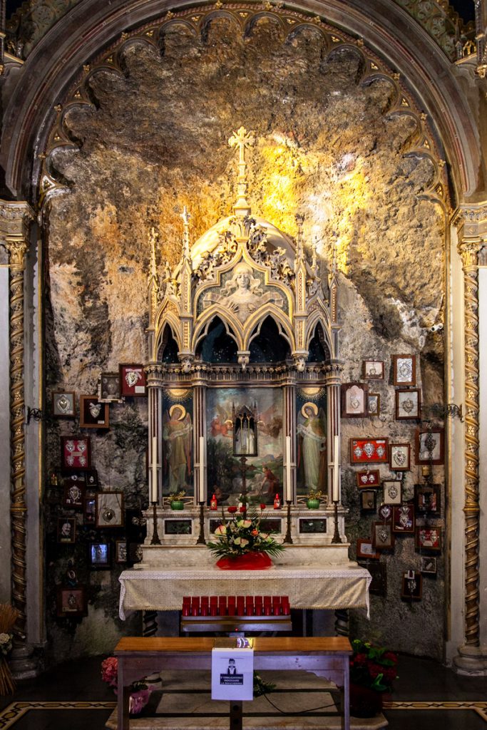 Altare della chiesa di Santa Maria del Lago Cosa vedere a Scanno