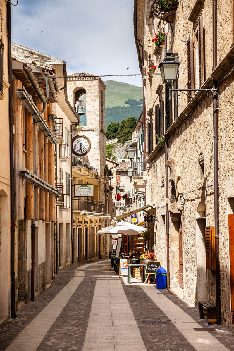 Corso Mazzini e la torre civica del municipio di Civitella del Tronto