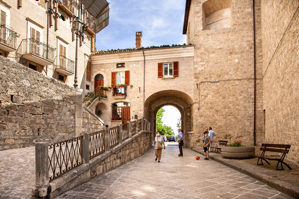 Porta Napoli vista da dentro il borgo