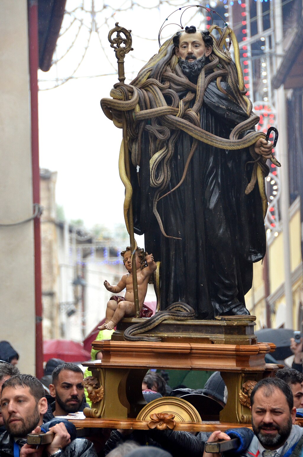 Statua di San Domenico ricoperta di serpenti