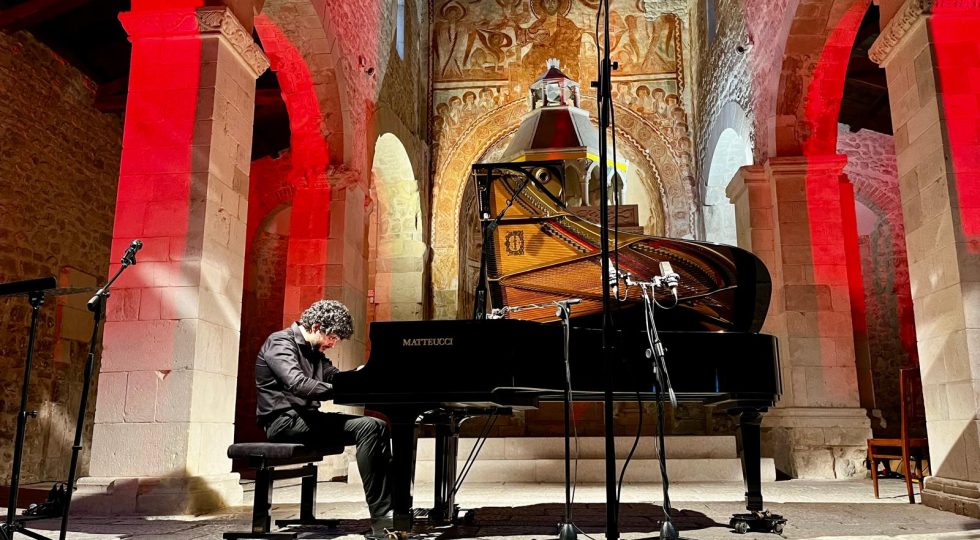 Giugno in Abruzzo: tra infiorate, stelle, vino e antiche tradizioni. Gli eventi più belli da vivere nel 2026 6 A Love Supreme – Capestrano AQ