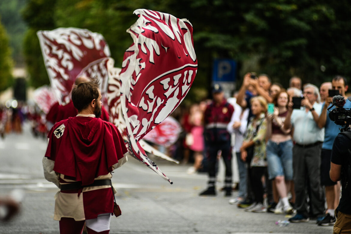 Corteo storico sbandieratori Perdonanza l’aquila Corteo storico sbandieratori Perdonanza laquila